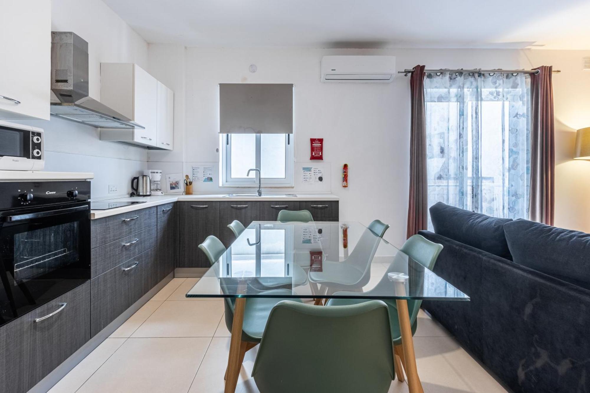 St Julians - Balluta 2 Bedroom شقة *