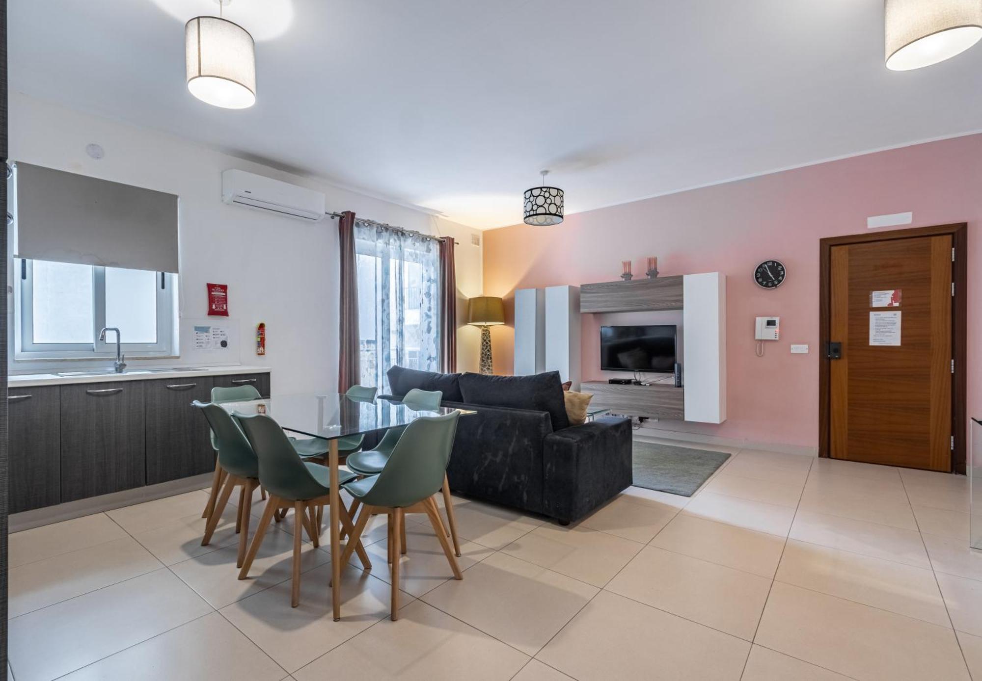 St Julians - Balluta 2 Bedroom شقة *